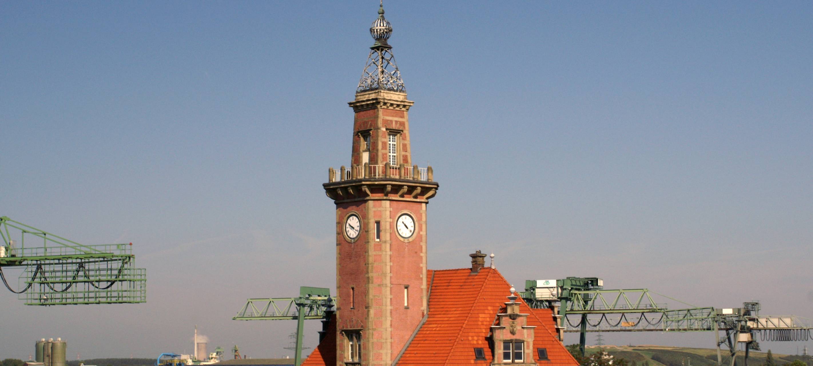 Bröckelnde Fassade: Hafenamt teilweise gesperrt