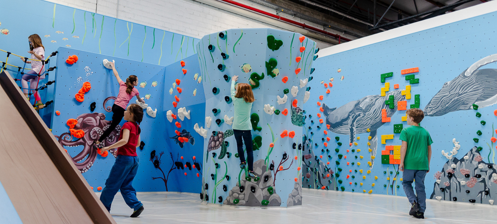 Auch wenn wegen Corona gerade wieder mehr Einschränkungen gelten - ein paar Dinge gehen noch: Bouldern im Indupark zum Beispiel. Hier wird ein Ferienprogramm für Kinder angeboten - in kleinen Gruppen und mit Abstand.