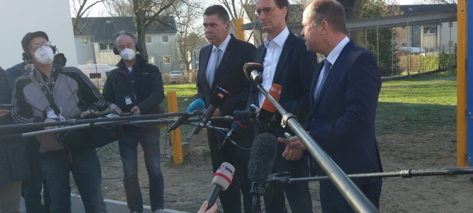 NRW-Ministerpräsident Wüst besucht Erstaufnahmestelle in Unna-Masse