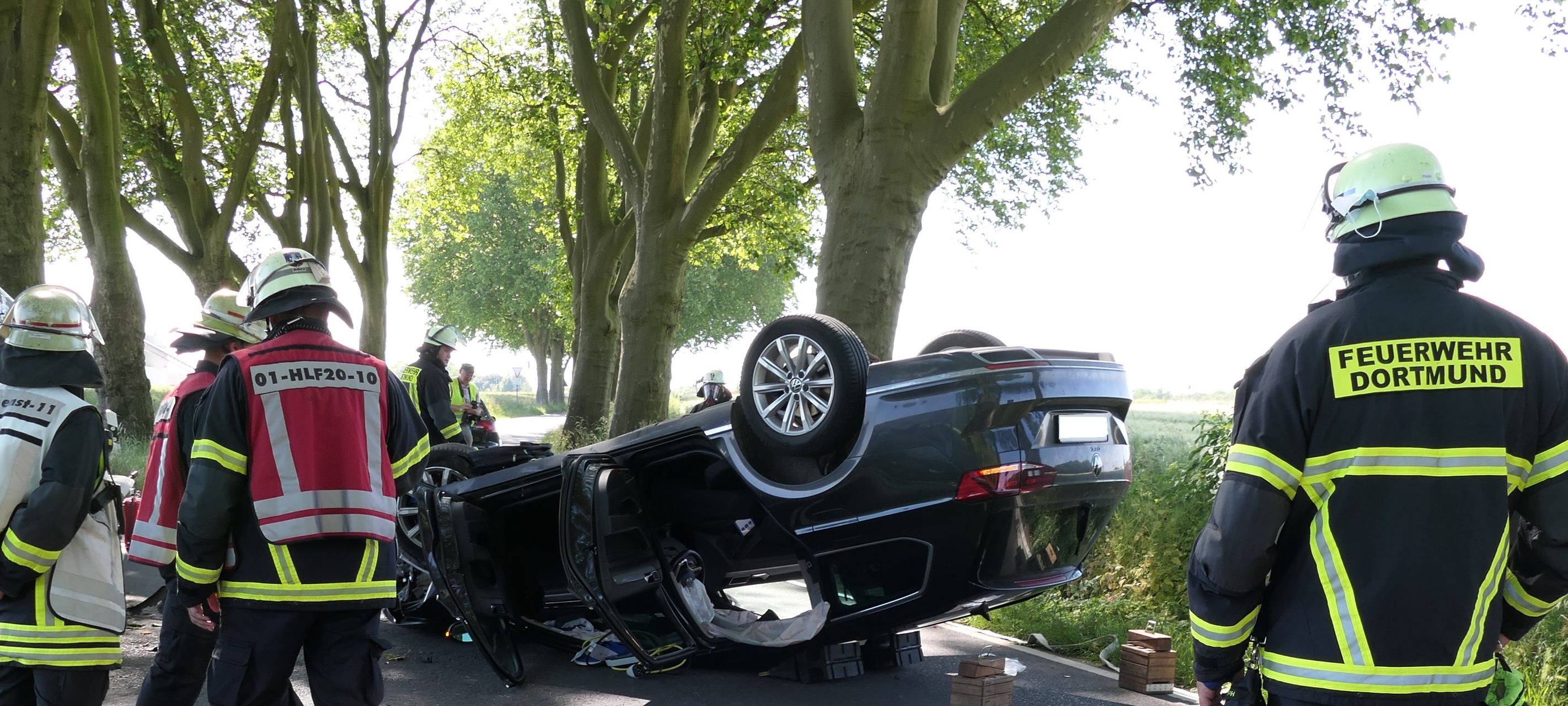Autofahrer bei Unfall schwer verletzt - Feuerwehr Dortmund lobt Ersthelfer