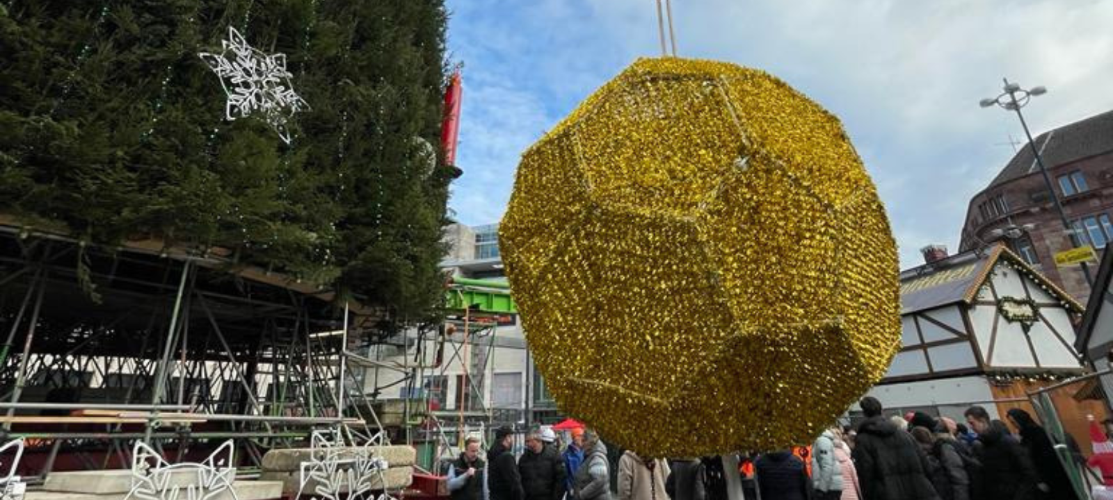 Goldene Kugel verschwindet vom großem Weihnachtsbaum in Dortmund