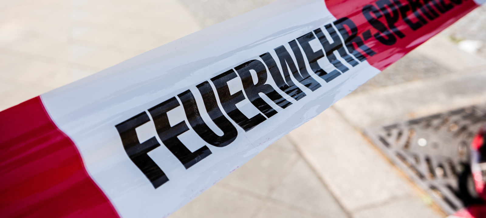 Gefährliche Chemikalie auf A1 ausgelaufen: Gefahrenguttransporter kippt um