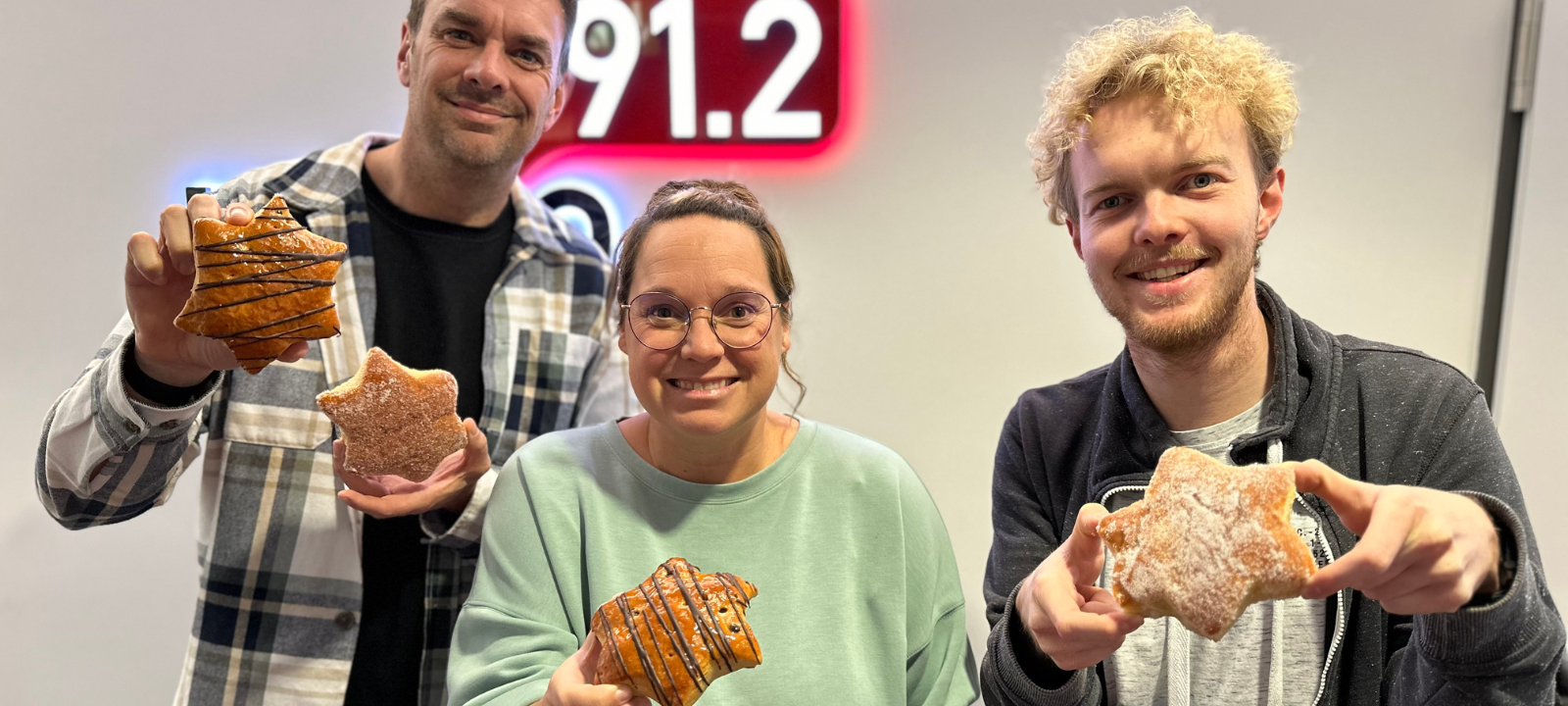 Radio 91.2-Moderatoren Tim Schmutzler, Jackie Kindling und Christopher Deppe (vlnr.) mit den Lichtblicke Sternen.