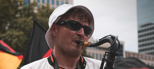 Saxophon-Star spielt beim Public Viewing in Dortmund