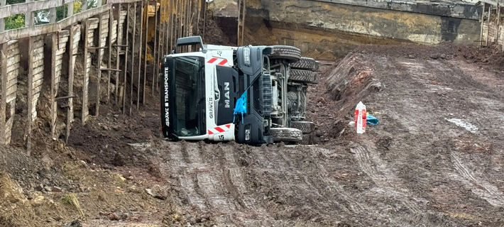 Dortmund: LKW kracht in Baustelle