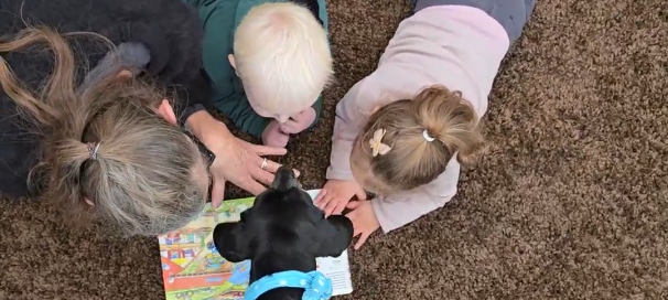 Tagesmutter Caro und die Kinder lesen ein Buch