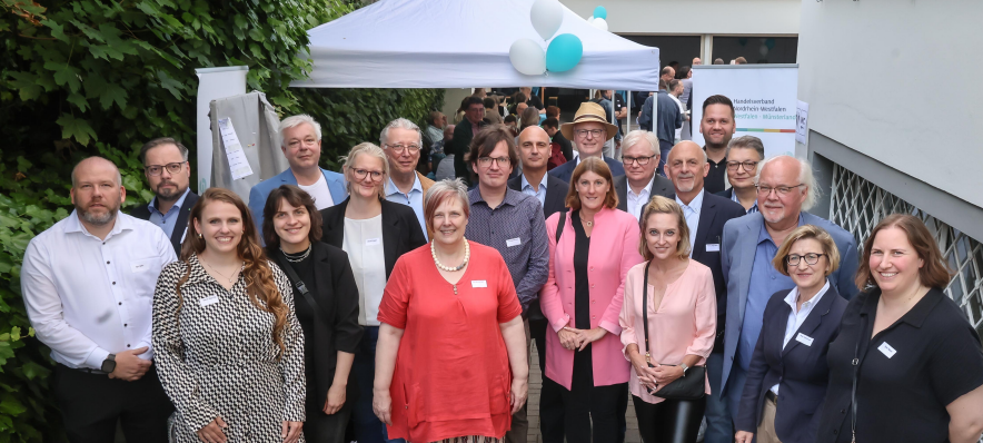 Sommerfest 2025: Rund 140 Gäste genossen den Austausch im Hof des Verbandshauses in Dortmund.