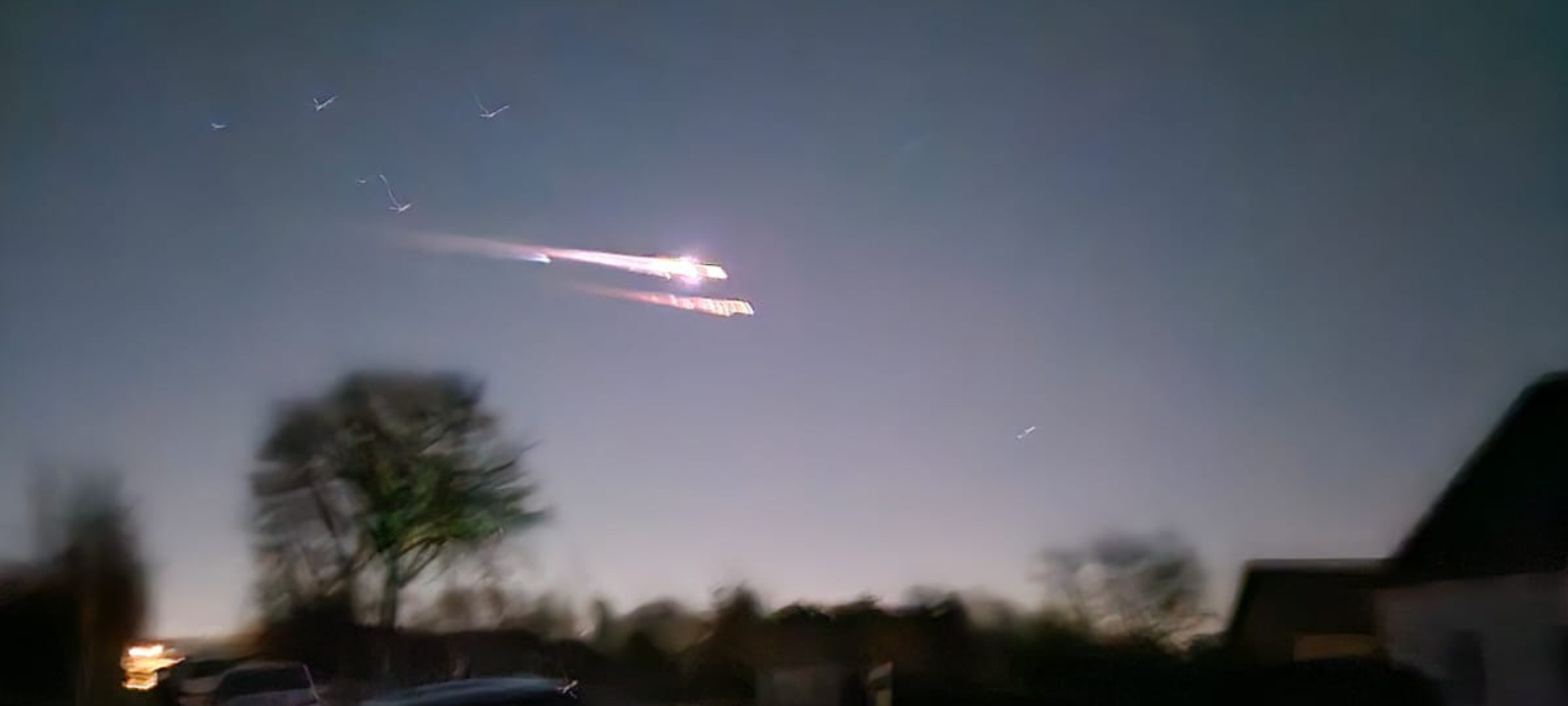 Trümmer verglühen über Dortmund