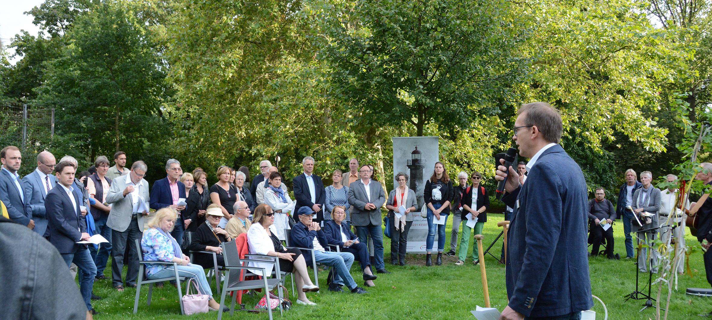 Johannes Ketteler, Leiter des Krisenzentrums Dortmund, begrüßte die Teilnehmer der Baumpflanzaktion im Stadewäldchen.