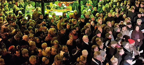 Weihnachtssingen zu Füßen der Riesentanne
